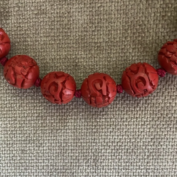 Faux carved jade necklace and bracelet - Picture 2 of 6